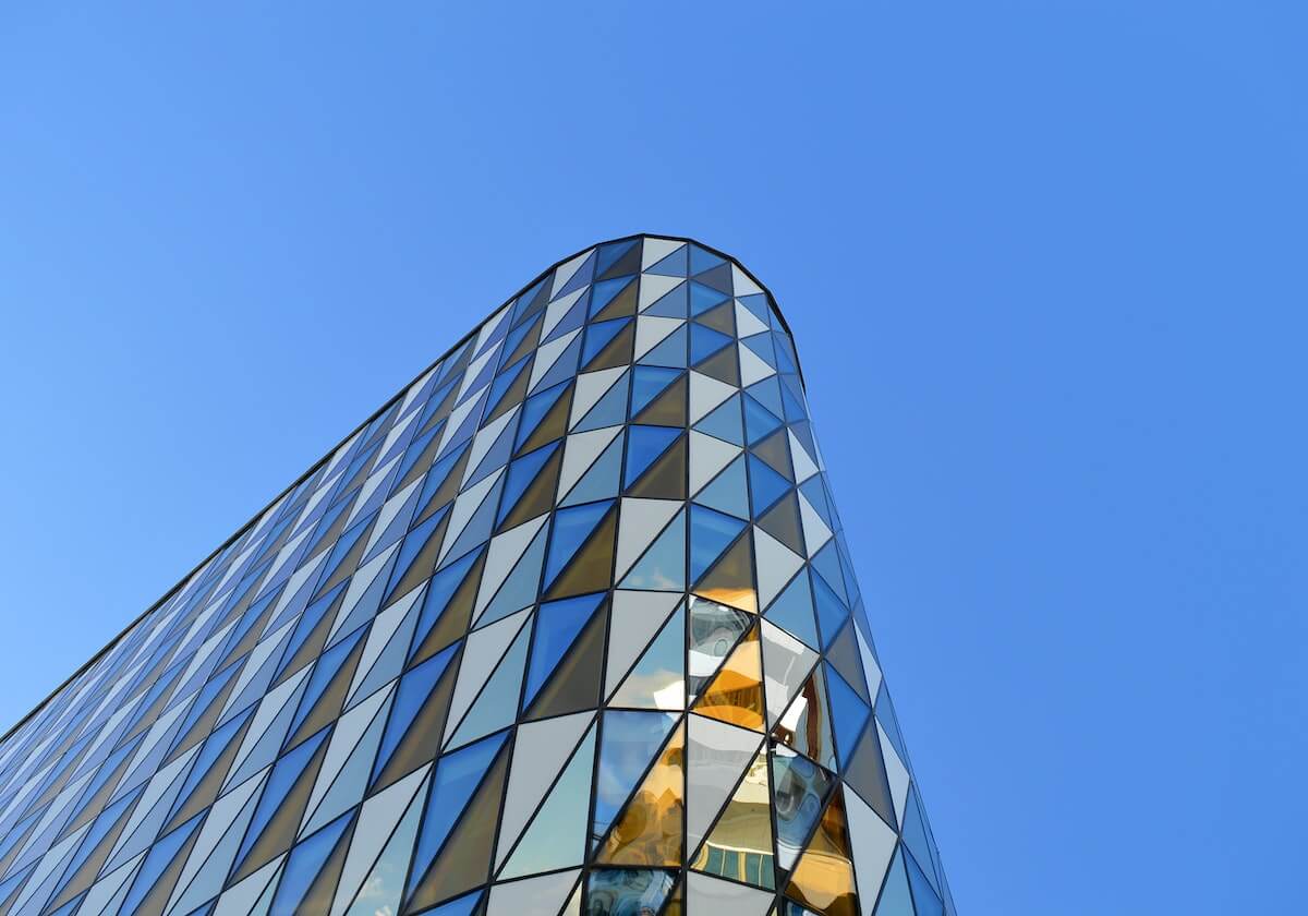 51网站页边小注：先看字幕是不是替你下判断，再把结论拆成两步推理（读完更好讲）